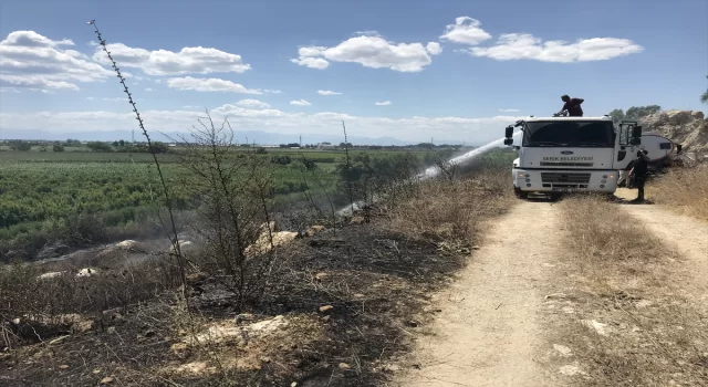 Antalya’da moloz ve ahşap atıkların döküldüğü alanda çıkan yangın söndürüldü