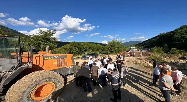 Sel sebebiyle trafiğe kapatılan KarabükZonguldak kara yolu tek yönlü ulaşıma açıldı