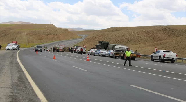 Van’da askeri araçla araba çarpıştı, bir kişi öldü, 12 asker yaralandı