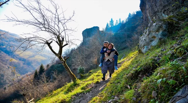 Trabzon’da felçli eşini sırtında taşımak zorunda kalan kadının yol isteği yerine getirildi