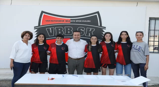 Van Büyükşehir Belediyespor Kadın Futbol Takımı, 5 oyuncuyla sözleşme imzaladı