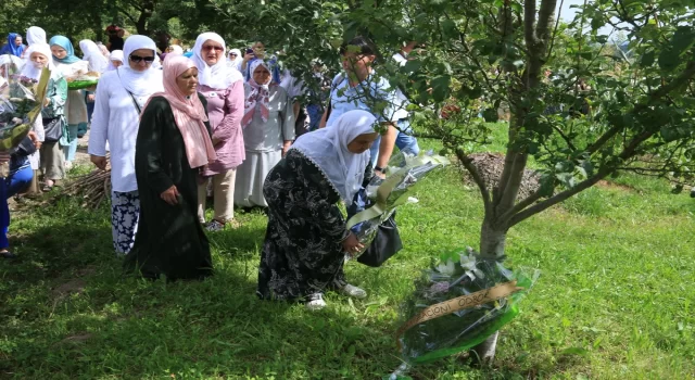 Srebrenitsa soykırımı kurbanlarının yakınları, sevdikleri için öldürüldükleri yerlerde dua etti