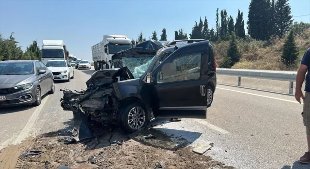 Balıkesir’de kamyonete çarpan hafif ticari aracın sürücüsü öldü