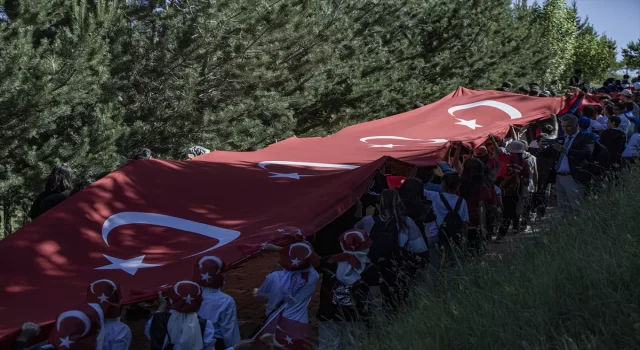 Erzurumlu gençler 15 Temmuz yürüyüşünde 500 metrelik Türk bayrağı taşıdı