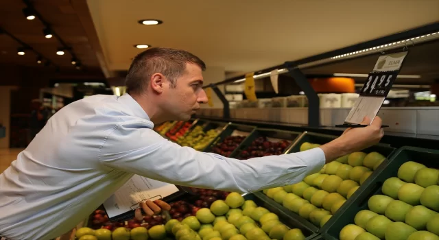 Ticaret Bakanlığının marketlerdeki fiyat ve etiket denetimlerini AA görüntüledi