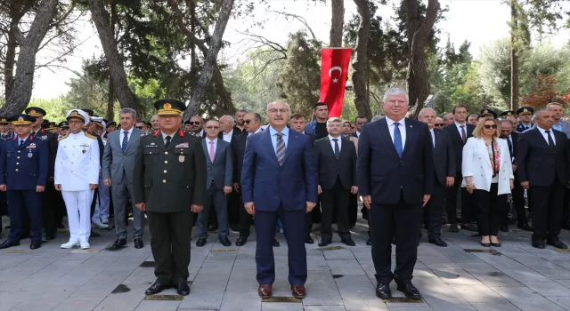 İzmir ve çevre illerdeki şehitliklerde merasim düzenlendi