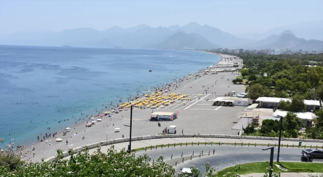 Antalya’da 44 dereceye çıkan sıcaklar bunaltıyor