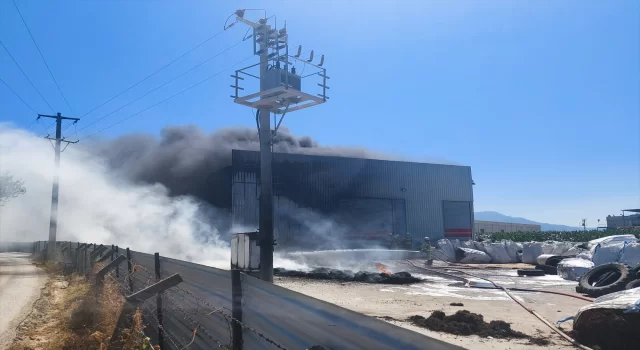 İzmir’de geri dönüşüm tesisindeki yangın söndürüldü