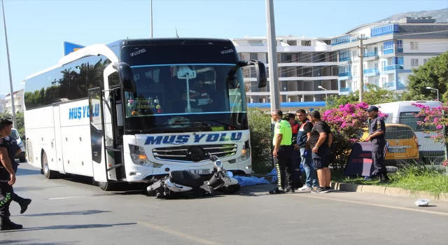 Alanya’da otobüsün çarptığı motosikletteki baba ile oğlu öldü