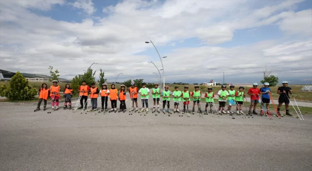 Muş Kayak Takımı sporcuları, Türkiye şampiyonası için asfaltta güç depoluyor