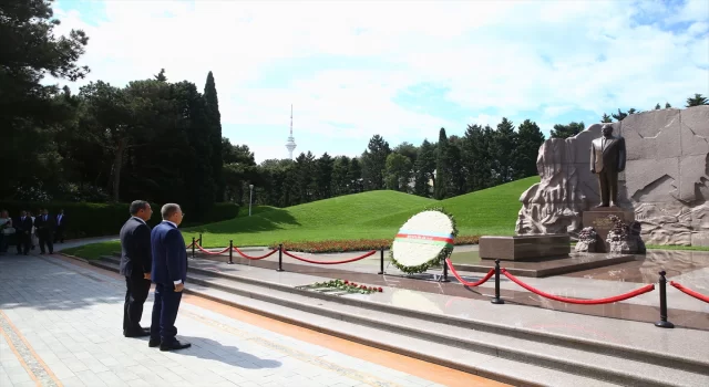 TBMM Dışişleri Komisyonu Başkanı Oktay, Bakü’de şehitlikleri ziyaret etti: