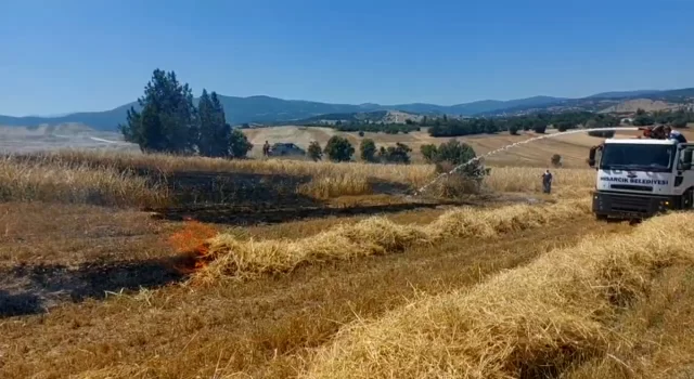 Kütahya’da biçerdöverde çıkan yangın 7 dönümlük tarlayı kül etti