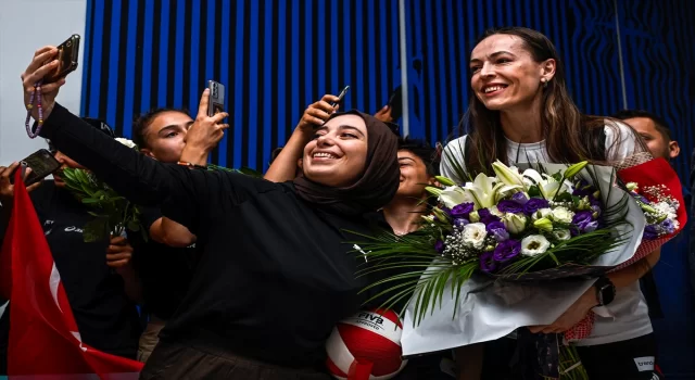 FIVB Milletler Ligi’nde şampiyon olan Filenin Sultanları, İstanbul’a döndü