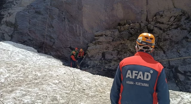 GÜNCELLEME 2  Hakkari’de Cilo buzullarında kaybolan öğretmenin de cansız bedenine ulaşıldı