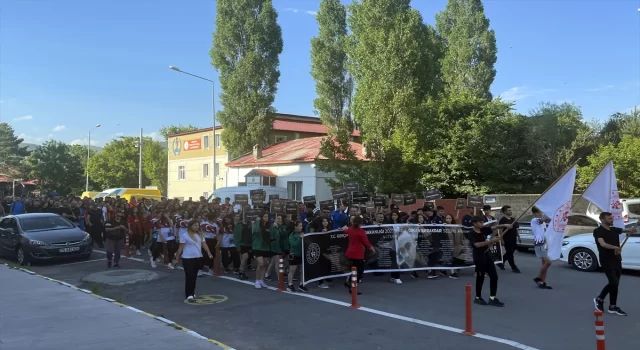 Ardahan’a gelen ANALİG voleybolcuları kortej yürüyüşü yaptı