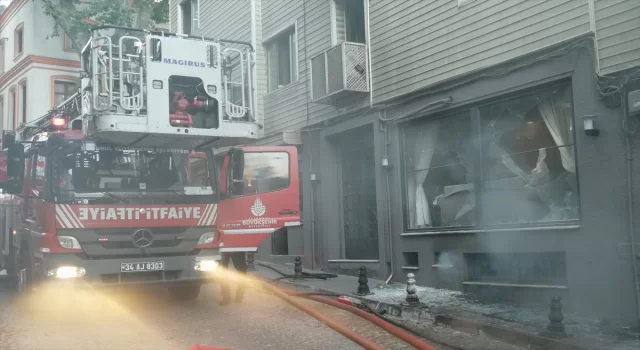 Sultanahmet’te otelde çıkan yangına itfaiye ekiplerince müdahale ediliyor 