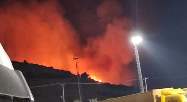 Çeşme’de makilik alanda çıkan yangına müdahale ediliyor