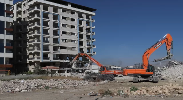 Hatay’da ağır hasarlı 9 katlı bina kontrollü şekilde yıkıldı 