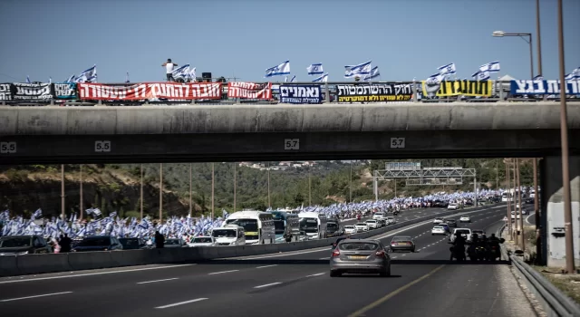 İsrail’de hükümetin yargı düzenlemesine karşı binlerce kişi Tel Aviv’den Batı Kudüs’e yürüyor