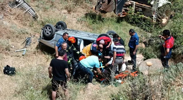 Denizli’de ehliyetsiz sürücünün kullandığı araba devrildi, 2 kardeş yaralandı