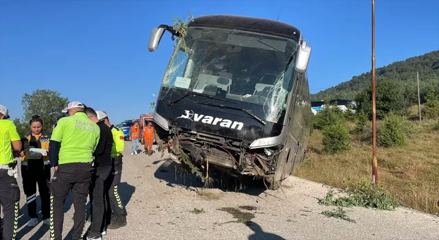 Bolu’da kontrolden çıkan yolcu otobüsündeki 14 kişi yaralandı