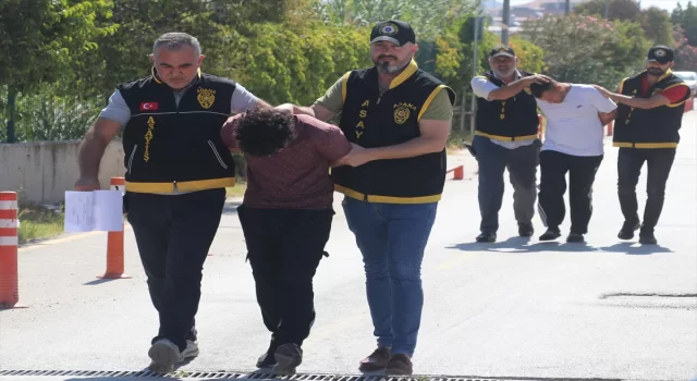 Adana’da gasp iddiasıyla yakalanan 2 sanık tutuklandı 