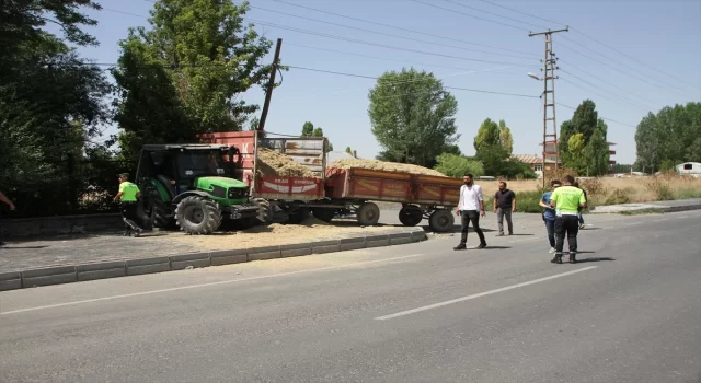 Muş’ta kaldırımda bekleyen aileye traktör çarptı, 1 kişi öldü, 2 kişi yaralandı