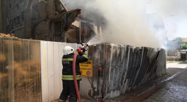 Edirne’de ahşap metruk bina çıkan yangında hasar gördü