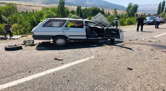 Niğde’de minibüs ile otomobilin çarpıştığı kazada 2 kişi öldü, 1 kişi yaralandı