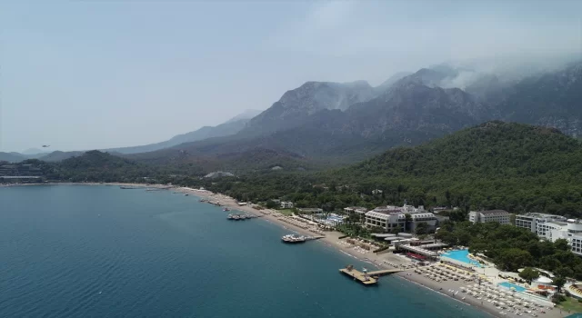 Antalya’nın Kemer ilçesindeki orman yangınına havadan ve karadan müdahale sürüyor