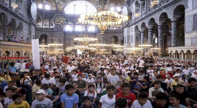 TÜGVA’nın yaz okuluna giden öğrenciler Ayasofyai Kebir Camii’nde buluştu