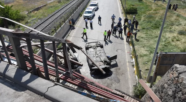 GÜNCELLEME  Erzurum’da iki araba köprüden düştü, 3 kişi yaralandı