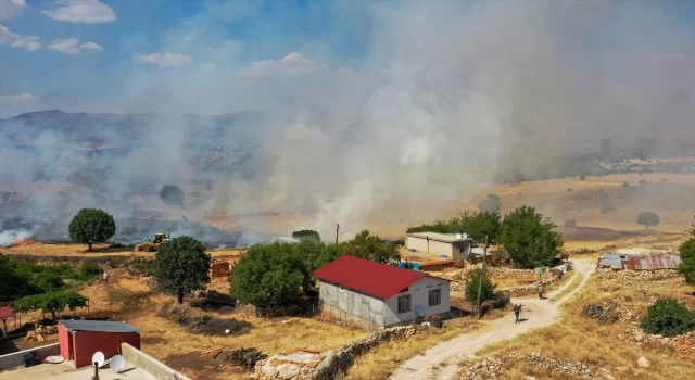 Diyarbakır’ın Lice ilçesinde çıkan orman yangınına müdahale ediliyor