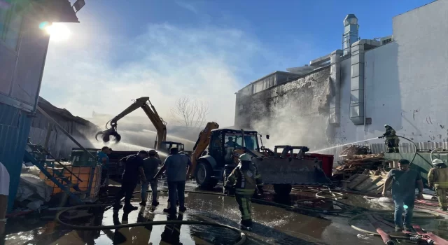 Esenyurt’ta geri dönüşüm deposunda çıkan yangın söndürüldü