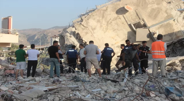 Hatay’da yıkım sırasında çöken binanın altında kalan iş makinesi operatörü kurtarıldı