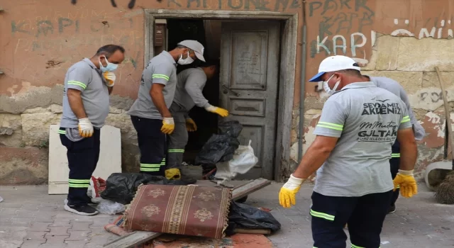 Mersin’de bir evden yaklaşık 10 ton çöp çıktı