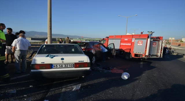 Manisa’da iki aracın çarpıştığı kazada 9 kişi yaralandı