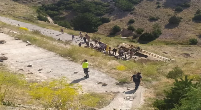 Kars’ta yolcu otobüsü şarampole devrildi