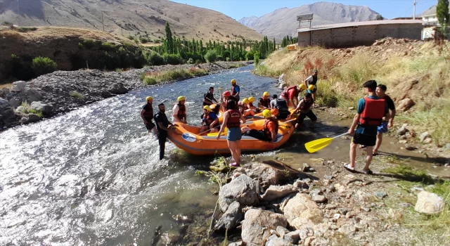 Doğaseverler Müküs Çayı’nın serin suyunda rafting yaptı