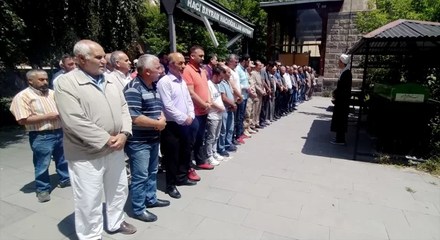 Kars’taki yolcu otobüsü kazasında ölen 2 kişi toprağa verildi 