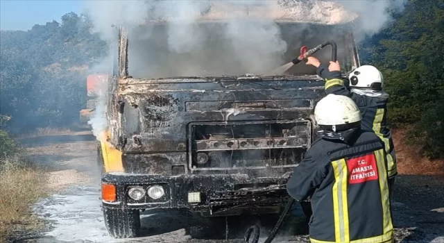 Amasya’da alev alan tır yandı