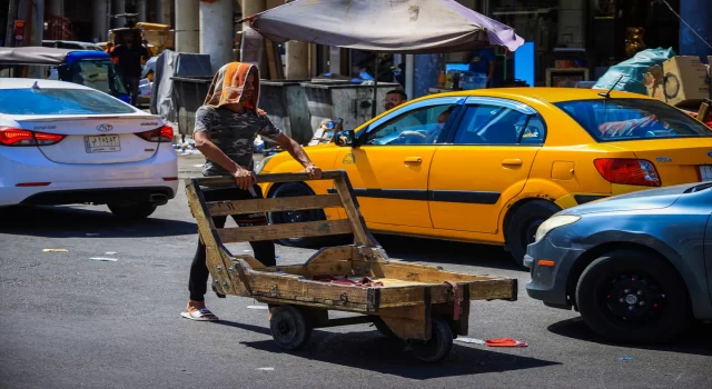 Irak’ta yevmiyeli işçiler eve ekmek götürmek için 50 derece sıcaklığa katlanıyor