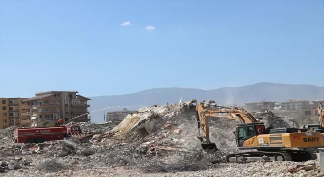 Hatay’da ağır hasarlı binaların yıkımı devam ediyor