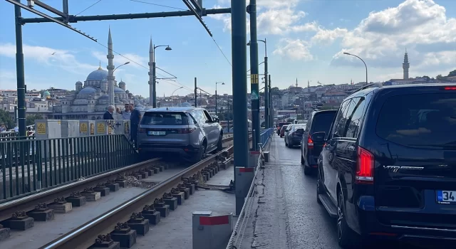 GÜNCELLEME  Tramvay yoluna giren aracın kaldırılmasıyla seferler normale döndü