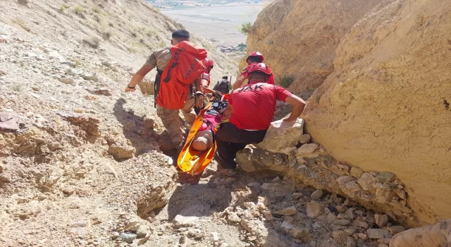 Erzincan’da arazide araştırma yaptığı sırada kayalıklardan düşen mühendis helikopterle kurtarıldı