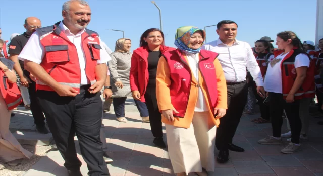 Aile ve Sosyal Hizmetler Bakan Yardımcısı Yenigün, Hatay’da depremzedeleri ziyaret etti