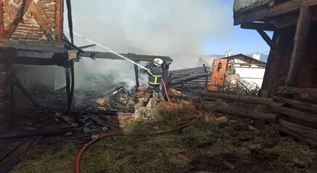 Kastamonu’da çıkan yangında 3 ev zarar gördü