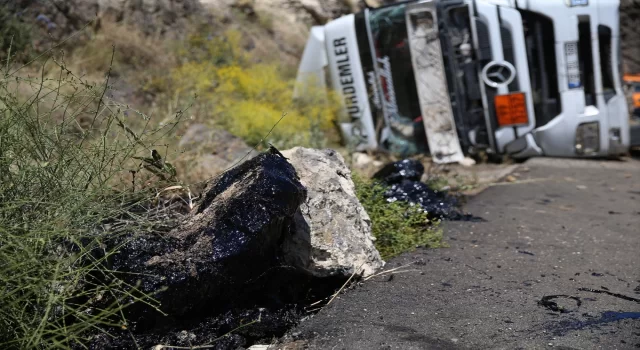 Erzincan’da devrilen zift yüklü tankerin sürücüsü yaralandı