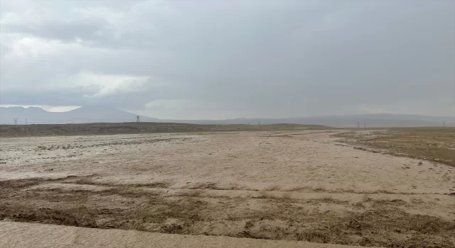 Ağrı’da meydana gelen sel sebebiyle Türkiyeİran kara yolu ulaşıma kapandı