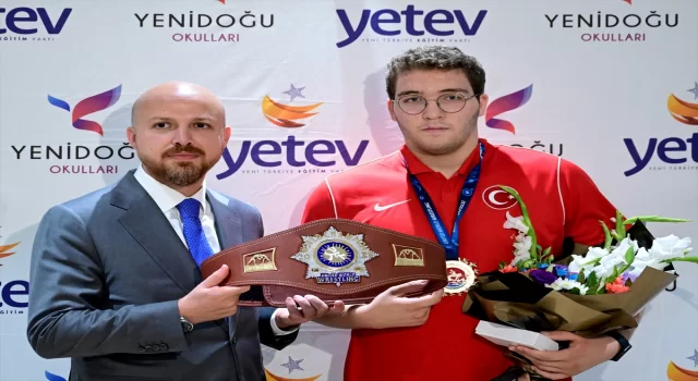 Bilal Erdoğan, şampiyon güreşçi Cemal Yusuf Bakır’a plaket verdi